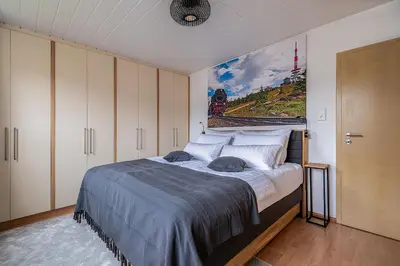Ein Bett oder Betten in einem Zimmer der Unterkunft Neu! 9,9 Außergewöhnlich! Boxspringbetten Kaffeevollautomat inkl Bettwäsche und Handtücher #MeeneFewo de